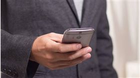 ▲假設在沒有意識到的情況下接到了一個垃圾電話，大家的第一個反應可能會開口罵電話另一端的詐騙者。（示意圖／PIXABAY）