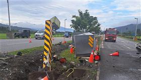 花蓮台9線測速桿王遭撞30歲林姓男子4日駕車行經台9線248.3K處瑞穗鄉富源段，不明原因先撞擊測速照相桿，滑行再撞變電箱，警消獲報將受困林男救出送醫，幸無大礙；被撞測速照相桿曾登花蓮縣內測速桿王，引發鄉民議論。（民眾提供）中央社記者李先鳳傳真  113年6月4日