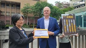 ▲德商METec公司負責人Olaf Munkelt，親自來台到法務部陳情，遞交陳情書。（圖／記者楊佩琪攝）