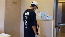 台中捷運持刀砍人案  高中生出院台中捷運5月間發生持刀砍人案，造成17歲呂姓高中生受傷住院，經治療後1日出院，呂父並貼出兒子準備出院照，感謝各界感心。（呂父提供）中央社記者蘇木春傳真  113年6月1日