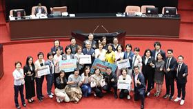 邱議瑩說，今天，台灣終於三讀通過管理再生醫療的《再生醫療法》，完成最後一哩路。（圖／翻攝自邱議瑩粉專）