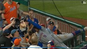 ▲大都會左外野手尼莫（Brandon Nimmo）跌進隱形護網沒收界外球。（圖／翻攝自MLB官網）