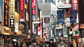 疫情延燒　東京澀谷仍現人潮東京30日新增13人確診感染武漢肺炎。東京都知事小池百合子呼籲市民盡量不要出門。不過，東京鬧區仍現人潮。圖為3月27日傍晚東京澀谷街頭一景。中央社記者楊明珠東京攝　109年3月30日