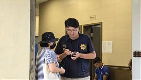 藝人唐治平的母親昨天（3日）下午1時許被鄰居發現在住處頂樓輕生，員警找唐治平認屍，他因精神狀況不穩，兩度否認死者為其母親。檢警今天（4日）在板橋殯儀館進行刑事相驗，母親身亡但唐治平竟神隱未現身，僅死者的姪女到場參與報驗，情況十分離奇。