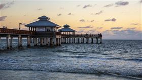 美國佛州一對年輕情侶在碼頭全裸上演活春宮，有帶著小孩去海邊玩的家長目擊情侶離譜行為報警處理，正在嘿咻的女子突然看到警察到場，一時情急之下竟跳海企圖脫逃，但最後仍被守在岸邊的警察逮捕。