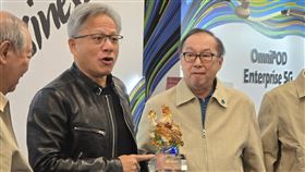 黃仁勳逛電腦展 首站雲達與林百里同台輝達（NVIDIA）執行長黃仁勳（左2）4日赴台北國際電腦展，首站為廣達旗下雲達科技，並與廣達董事長林百里（右）同台。中央社記者江明晏攝  113年6月4日