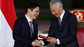 2024年5月15日，執政20年的新加坡第三任總理李顯龍（右）卸下重擔，由象徵「草根精英」的黃循財（左）接棒。（圖／遠見雜誌／達志影像）