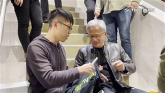 黃仁勳親民寵粉　坐餐廳階梯50分鐘簽到飽