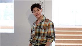 葉秉桓睽違七年的新專輯《粉紅與灰》。（圖／首符國際提供）