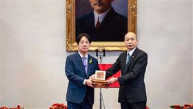 總統賴清德在就職典禮上，接獲立法院長韓國瑜（右）授予的「榮典之璽」。（圖／遠見雜誌／總統府提供）