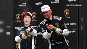必做)沒駕照也開車狂飆! 17歲賽車手奪國際賽季軍
