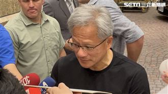 直擊／黃仁勳簽棒球喊「dragon 加油」