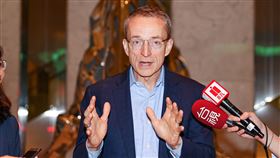 季辛格宴請供應鏈廠商 席間受訪（2）英特爾執行長季辛格（Pat Gelsinger）3日晚間在台北寒舍艾美酒店設宴邀請供應鏈廠商一同餐敘，並出面簡短受訪。中央社記者鄭清元攝  113年6月3日