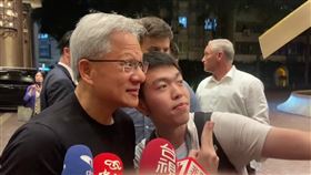 黃仁勳現身「文華東方酒店」，被大批媒體和粉絲包圍。