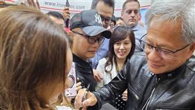 黃仁勳逛台北電腦展，遇到一名女粉絲掀開上衣，要他簽名在奶罩上。