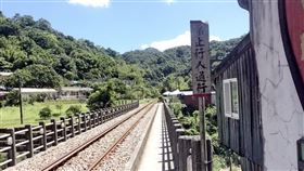 三貂嶺鐵路橋維修便道  居民前往火車站唯一道路步道達人網紅2023年3月在新北市平溪鐵道旅行時，行經台鐵三爪子合成鋼梁橋鐵軌旁的維修便道，遭交通部鐵道局依法重罰。鐵道鋼橋便道是碩仁里社區居民長久以來前往三貂嶺火車站的唯一路徑。（民眾提供）中央社記者黃旭昇新北市傳真  113年6月4日