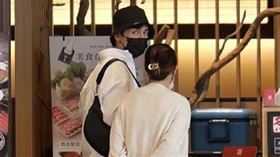 在等待餐廳帶位時，Gino環顧四周，眼神有些警戒。（圖／本刊攝影組）