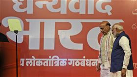 印度第18屆國會下議院選舉4日完成計票，印度總理莫迪與國防部長Rajnath Singh向「印度人民黨」（BJP）支持者致詞後離開。（圖／美聯社／達志影像）