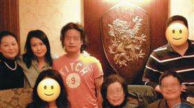 過往劉若英（左二）赴美，常受徐姓姑丈（前排右）一家照顧，也被當成女兒看待，常聚餐聯絡感情，結果因為房產一夕變調。（讀者提供）