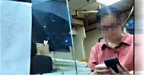 ▲附近民眾控訴，指人行道遭破壞導致行走困難，她在半年前就曾抱著孩子跌倒，傷處至今都還未痊癒。（圖／本刊影音組）