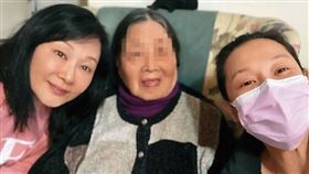 劉若英（右）由祖母（中）照顧到大，曾撰文提及互動，看來很是感人，如今卻因姐姐劉若玉（左）經手祖母房產，導致表姐妹翻臉。（翻攝自劉若英微博）