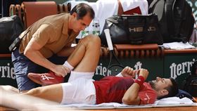 ▲喬科維奇（Novak Djokovic）膝傷退出法網，無緣生涯第25座大滿貫冠軍。（圖／美聯社／達志影像）