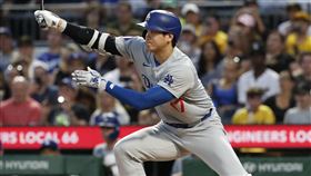 ▲大谷翔平對決查普曼（Aroldis Chapman），打壞球敲出安打。（圖／路透社／達志影像）