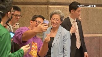 宴80位供應鏈夥伴　蘇姿丰與粉絲合照簽名