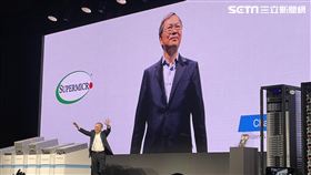 黃仁勳今（5）日驚喜站台美超微keynote，和梁見後談笑風生。（圖／記者王翊綺攝影）