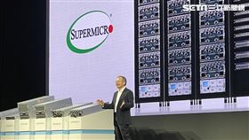 黃仁勳今（5）日驚喜站台美超微keynote，和梁見後談笑風生。（圖／記者王翊綺攝影）