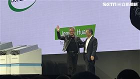 黃仁勳今（5）日驚喜站台美超微keynote，和梁見後談笑風生。（圖／記者王翊綺攝影）