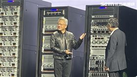 黃仁勳今（5）日驚喜站台美超微keynote，和梁見後談笑風生。（圖／記者王翊綺攝影）