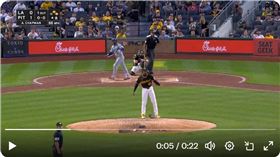 ▲查普曼（Aroldis Chapman）以為挨逆轉3分砲怒摔手套，結果是飛球被接殺。（圖／翻攝自Talkin’Baseball推特）