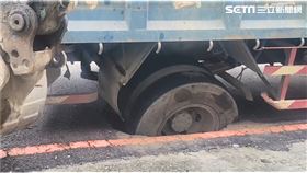 台中,大里,路面坍陷,小貨車,卡住,自來水,水管,漏水（圖／翻攝畫面）