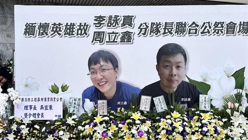 竹市2殉職勇消告別式　妻、兄不捨淚送