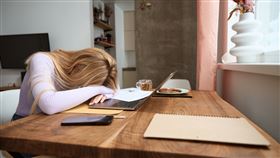 趴著睡覺，對脊椎也不好。（圖片來源／canva）