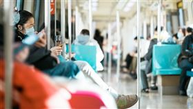 通勤時，在車上打瞌睡對頸椎有很大的壓迫。（圖片來源／Wiki Commons）