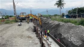 台東今天（5日）上午9時許發生一起離譜工安意外，台怪手正在進行吊掛工作時，重達數百公斤的鏟斗不明原因脫勾、掉落，當場砸中下方正在施工的一名工人，救護人員獲報到場時，發現該名工人頭顱破裂明顯死亡，警方已封鎖現場採證，詳細事發原因仍待調查釐清。