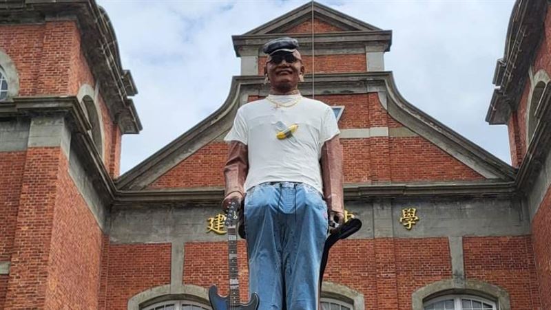 戴墨鏡、金項鍊！建中蔣公銅像遭「換裝」