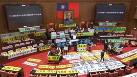 ▲0524反藍白國會擴權修法，立法院民進黨團抗議（圖／記者鄭孟晃攝影）