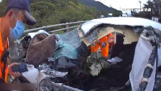 警救援翻覆事故　車上驚見槍械、2把刀