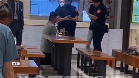 男子在美食街偷吃別人的烏龍麵。（圖／翻攝畫面）