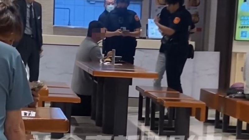 男百貨偷吃烏龍麵遭送辦！當場向警下跪
