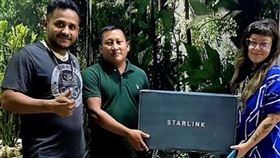「星鏈」（Starlink）計畫，讓巴西一個與世隔絕，在亞馬遜叢林深處的部落馬魯博（Marubo）從去年9月起開始有網路。（圖／翻攝自navi global IG）