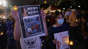 六四35週年  民眾中正紀念堂前哀悼（3）六四天安門事件35週年，華人民主書院協會等公民團體4日照例在中正紀念堂前廣場舉辦悼念晚會，民眾手舉標語表達訴求。中央社記者裴禛攝  113年6月4日