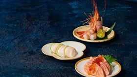 煙波飯店集團最新一泊二饗，精選珍稀高貴並達生食級海鮮食材入饌，有「北海道生食級干貝」、「阿根廷天使紅蝦」或「白蝦」、以及「鮭魚」或「鮭魚卵」。（圖／飯店旅宿業者提供）