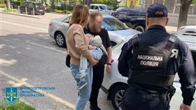 烏克蘭19歲媽媽，以80萬賣掉兒子，交易，（圖／翻攝自第聶伯羅警方）