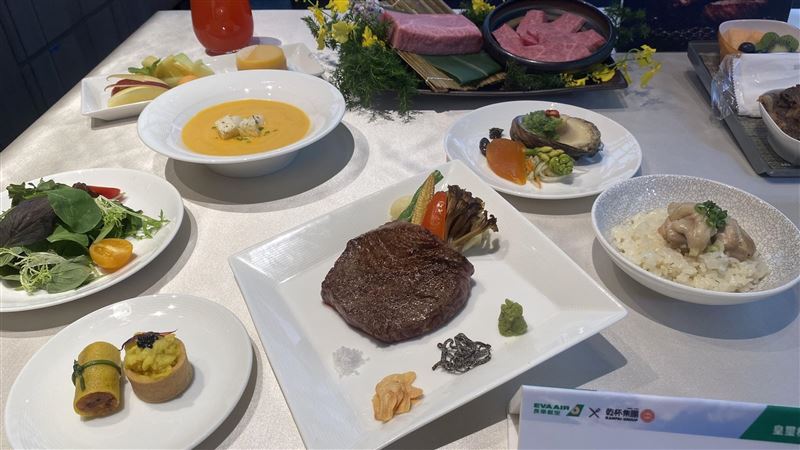 長榮、乾杯聯手　推米其林星級燒肉機上餐