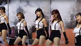 李多慧率團員性感熱舞。（圖／翻攝自Youtube頻道／走一日球迷 台湾プロ野球チア）