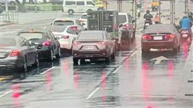 總統府前今天（5日）下午3時許發生一起車禍，一名張姓男子駕駛身心障礙車輛行經228公園時，因尿急臨時把車停在路旁，不料疑因忘了拉手剎車，導致車輛往總統府方向滑行，車輛滑行約300公尺後撞上總統府前花圃，引起一場虛驚，所幸並未造成人員傷亡，詳細肇事原因仍待釐清。